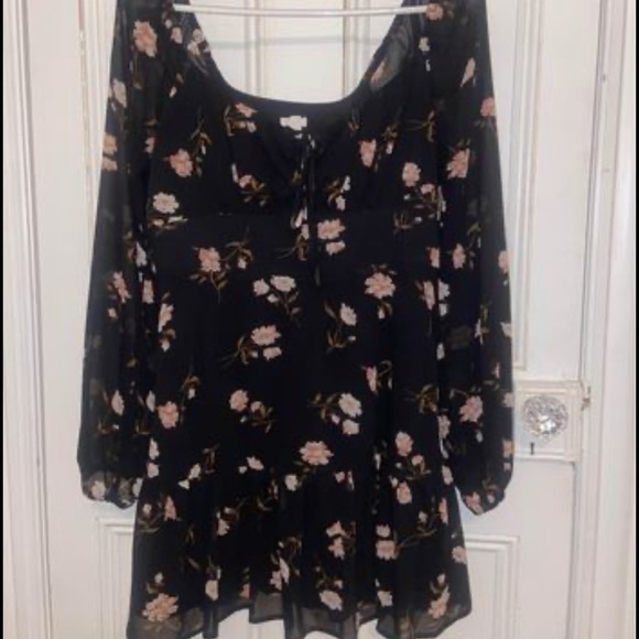 Dynamite tiered dress. Size medium black with floral print - Picture 2 of 6